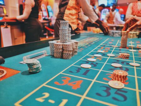 Devenir croupier dans les casinos français : un véritable métier d’avenir