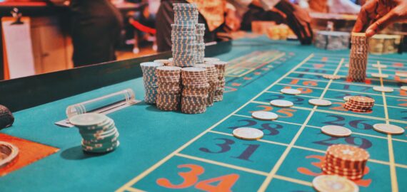 Devenir croupier dans les casinos français : un véritable métier d’avenir